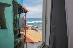 uma vista para o oceano a partir de uma varanda em Flats Nascer do Sol em Cairu