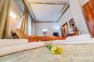 Postel nebo postele na pokoji v ubytování Bucharest Comfort Suites Hotel