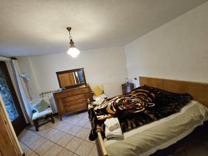 1 dormitorio con 1 cama y vestidor en Relax Mountain, en Challancin