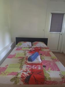 Una cama con una manta y una toalla. en Villa Kikine en Le Diamant