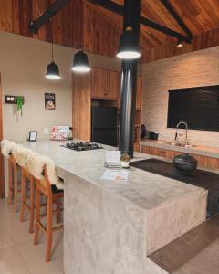 uma cozinha com uma grande ilha de cozinha com um fogão em Cabana Santo Reffúgio em Urubici