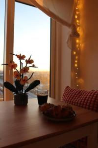 una mesa con un plato de comida y una ventana en Lille nest, en Rødovre