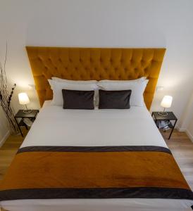 - une chambre avec un grand lit et une grande tête de lit dans l'établissement Michelangelo Vatican Guest House, à Rome