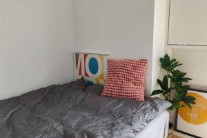 1 dormitorio con 1 cama sin almohada en Lille nest en Rødovre