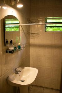 baño con lavabo blanco y ventana en Casa de Campo en Oceanía en Rincón de los Oliveras