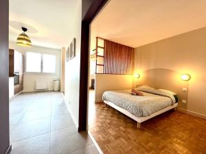 1 dormitorio con 1 cama y 1 habitación con pasillo en L'universitaireI CampusI Parking, en Gières