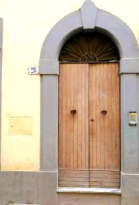 una puerta de madera con un arco en un edificio en Il Nido Del Condor, en Florencia