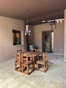 comedor con mesa de madera y sillas en Casa Rural La Antigua Fonda (@casarural_laantiguafonda), en Requena