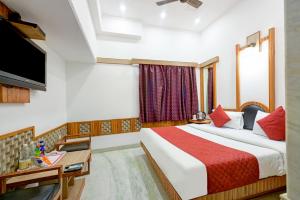 pokój hotelowy z łóżkiem i telewizorem w obiekcie The New Lord Krishna @ New Delhi Railway station w Nowym Delhi