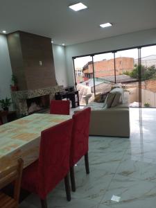 een woonkamer met een tafel en een bank bij Vanessa pousada familiar in São Gabriel