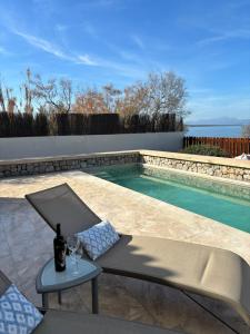 - une piscine avec une table et un verre de vin dans l'établissement Villa Catalá, à Colònia de Sant Pere