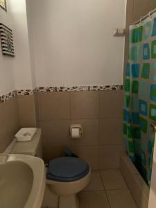 e bagno con servizi igienici, lavandino e doccia. di Casa amarilla PH depa 2dorm 3er piso a Punta Hermosa