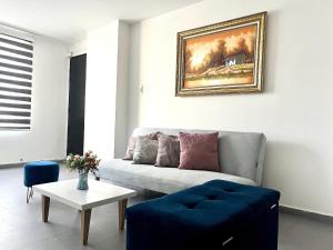 sala de estar con sofá y mesa en Apartamento Comodo, Cerca al Rio Guatapuri en Valledupar