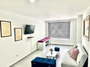 - un salon avec un canapé et une télévision dans l'établissement Apartamento Comodo, Cerca al Rio Guatapuri, à Valledupar
