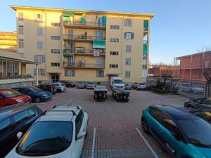 un estacionamiento con autos estacionados frente a un edificio en Lingotto Luxury Apartment, en Turín