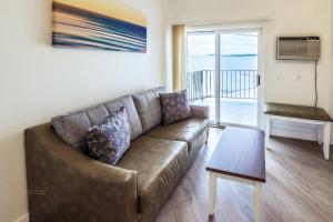ein Wohnzimmer mit einem Sofa und einem Tisch in der Unterkunft Pointes North Beachfront Resort Hotel in Traverse City