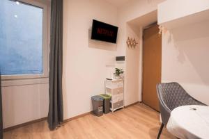 een slaapkamer met een bed en een raam bij [Ospedale Maggiore] Vidali Elegant Suite *Netflix* in Trieste