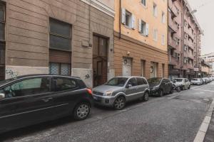 een rij auto's geparkeerd aan de kant van een straat bij [Ospedale Maggiore] Vidali Elegant Suite *Netflix* in Trieste