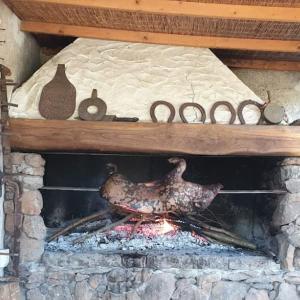 un horno de piedra con dos pollos cocinando en él en Azienda agricola Affittacamere S'Ispinalba di Laura Pitzolu, en Borore