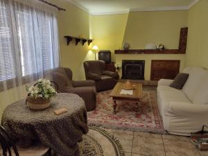 sala de estar con sofá y mesa en Almahen, en Cájar