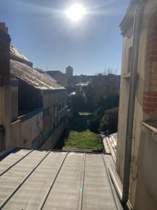 a view from a roof of a building with the sun shining at Appartement proche centre/gare in Le Mans