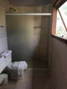 インビトゥバにあるLagoa Hospedariaのバスルーム(シャワー、トイレ、シンク付)