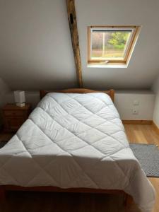 - une chambre avec un lit blanc et une fenêtre dans l'établissement Ti Mamm Gozh, à Plouha 3 autres photos