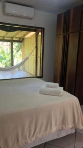 インビトゥバにあるLagoa Hospedariaのベッドルーム1室(ベッド1台、タオル2枚付)