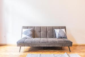 Uma área de estar em Spacious 3BR shared Apt. Comfortable and Roomy