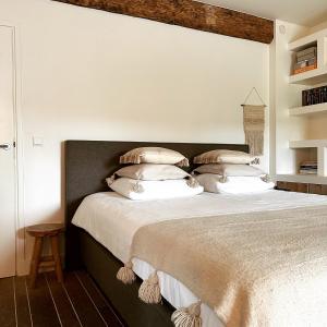 een slaapkamer met een groot bed met 2 kussens bij B&B No. 42 in Valkenburg
