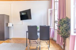 Uma TV ou centro de entretenimento em Spacious 3BR shared Apt. Comfortable and Roomy