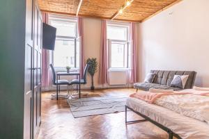 Uma área de estar em Spacious 3BR shared Apt. Comfortable and Roomy