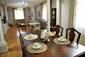 a dining room with a table with chairs and a dining room at Casa Rural El Camino de Yuste in Cuacos de Yuste