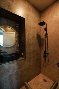 クヴァレリにあるLunisi Kvareliのバスルーム(鏡、壁にランプ付)