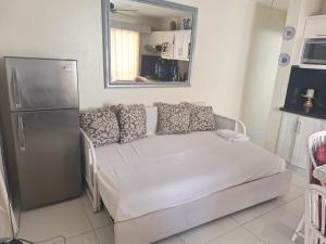 ein Wohnzimmer mit einem Sofa und einem Kühlschrank in der Unterkunft Ocean view superior in Juan Pedro
