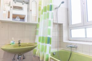 Um banheiro em Spacious 3BR shared Apt. Comfortable and Roomy