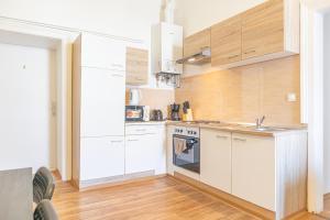 A cozinha ou cozinha compacta de Spacious 3BR shared Apt. Comfortable and Roomy