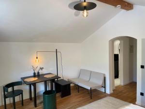 comedor con mesa y silla blanca en Design-Studio mit Zugspitzblick, en Grainau