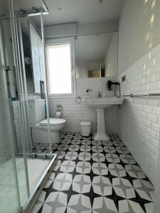ポオ・デ・リャネスにあるVilla Rosa bellaのバスルーム(洗面台、トイレ、シャワー付)