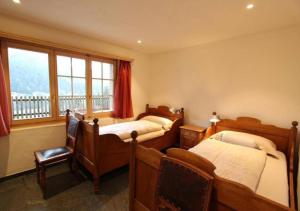 1 Schlafzimmer mit 2 Betten und einem Fenster in der Unterkunft Luxury Chalet Solidage in Rougemont