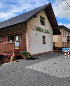 un edificio con un cartello che legge il poke della villa di Willa Dona a Wisła