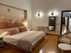 1 dormitorio con 1 cama y una gran pintura en la pared en Villa Montegolf, en Telde