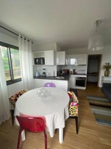 een keuken met een tafel en stoelen in een kamer bij le cap in San-Martino-di-Lota