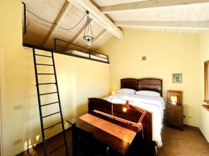 um quarto com um beliche e uma escada em Casa Mina(Wi-fi & TV) em Serralunga di Crea