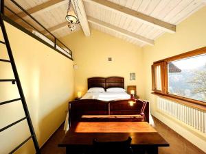 Casa Mina(Wi-fi & TV) في Serralunga di Crea: غرفة نوم بسرير ونافذة كبيرة