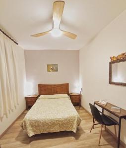 um quarto com uma cama e uma ventoinha de tecto em Casa Gerbe em Gerbe