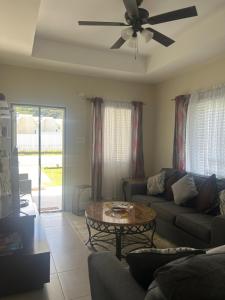 Χώρος καθιστικού στο Seamist villa @Oceanpointe Lucea comfy 2BR w/pool gym & parking