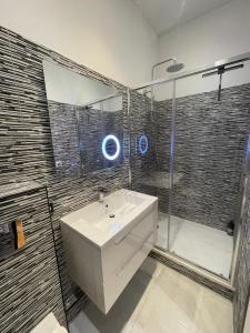 a bathroom with a white sink and a shower at Cosy Fourbastard in Toulouse
