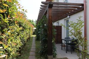 pergola na świeżym powietrzu ze stołem w ogrodzie w obiekcie Il Toscanello w mieście Lido di Camaiore