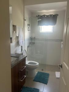 Ένα μπάνιο στο Seamist villa @Oceanpointe Lucea comfy 2BR w/pool gym & parking
